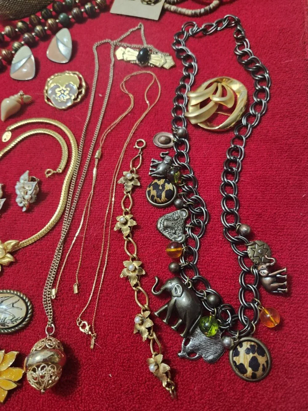 Lot of 20 Antique/Vintage Items Trifari, ART, Monet, Avon, Karen Lynne - Picture 3 of 16